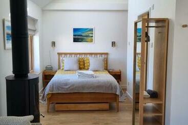 Жильё для туристов The Brookhouse. Cheerful Tiny House With Seaview