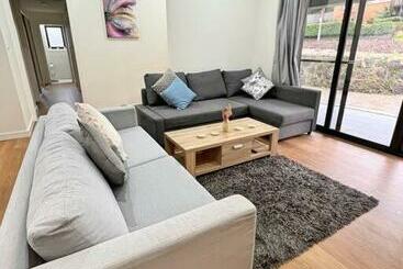 דירות לתיירים Lavish In Lyons   3bd 2bth Spacious & Modern Home