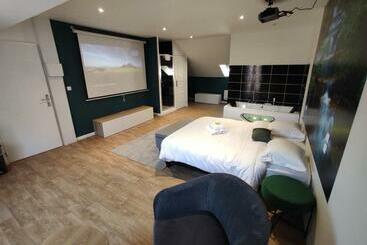 דירות לתיירים Ng Suitehome   Lille I Roubaix Centre I Coq Français   Balnéo   Netflix   Wifi