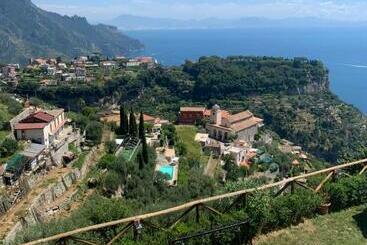 דירות לתיירים The Little Tower Of Minuta