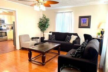 ツーリストアパートメント 3 Bed 2 Bath House, Quiet & Downtown Smart Tvs In All Rooms, Whole House To Yourself