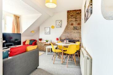 شقق خاصة سياحية Heene Apartment With Private Door Entry Near The Sea By Urban Hazelnut