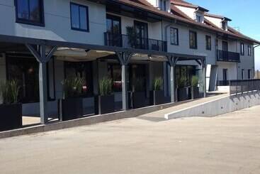 ホテル Hôtel Logis Restaurant La Fontaine