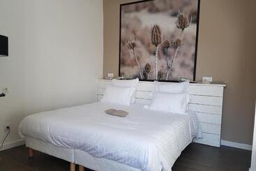 هتل Hôtel Restaurant Chez Carrière