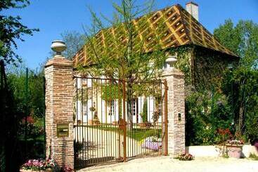 Отель Le Petit Manoir Des Bruyeres