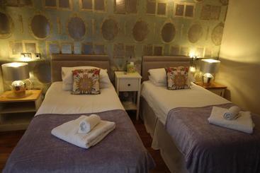 בית מלון כפרי St Anns Guest House