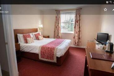 Отель The Emmbrook Inn