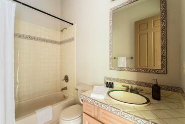 דירות לתיירים Farrier By Avantstay Spectacular 7br Mediterranean Style Estate W Pool