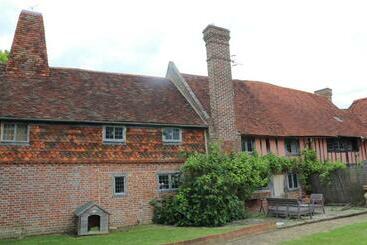 شقق خاصة سياحية Delightful 4bd Home Full Of Flair Edenbridge Kent