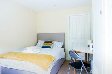 Жильё для туристов Double Ensuite In Central Forest Row