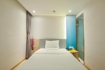 ホテル 7 Days Inn Chongqing Longtou Temple North Railway Station North Square