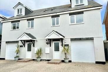 דירות לתיירים Modern Spacious 4bed House In Porth Newquay Brambl