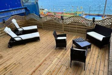 ツーリストアパートメント Sea View Lavish Apartment Sky Tv Whirlpool Bath Huge Balcony Newly Refurbished