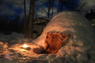 דירות לתיירים Authentic Wooden House By The River With An Igloo