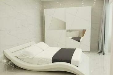 דירות לתיירים Elegant Basement Suite