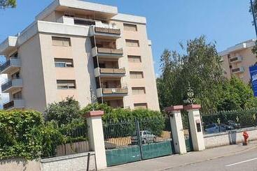 ツーリストアパートメント Résidence Prestige, Calme & Terrasse Ensoleillée