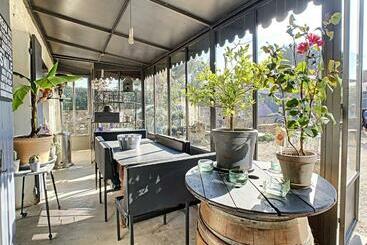 住宿加早餐  La Fontaine Aux Poissons Rouges