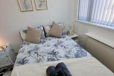 Пансион Modern & Elegant Home W/ Netflix And Parking