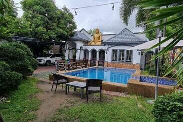 游客公寓 The Golden Buddha Villa