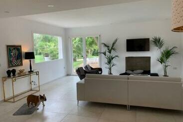 ツーリストアパートメント Villa Luxury Con Piscina