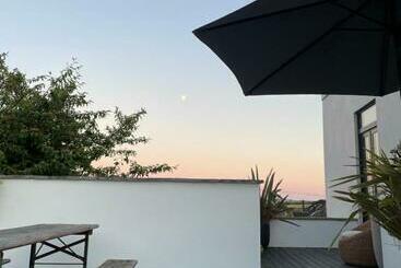 ツーリストアパートメント Beautiful Townhouse With Parking Sleeps 6