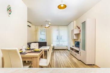 דירות לתיירים Stylish 2bd Apartment With A Nice Cozy Terrace