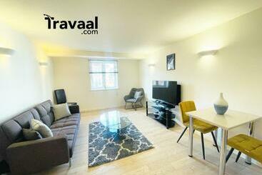Жильё для туристов Travaal.©om   2 Bed Serviced Apartment Farnborough