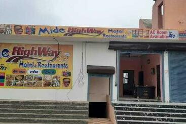 호텔 Oyo 92798 Mide Highway  & Restaurant