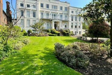 ツーリストアパートメント Riverside 1 Bed Basement Flat Near Hampton Court Palace