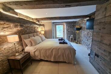 דירות לתיירים The Undercoft Luxury Private Studio At The Old Church House Central Frome