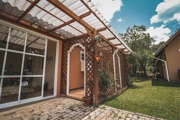 ツーリストアパートメント Sítio Fuchsia Régia Em Rancho Queimado