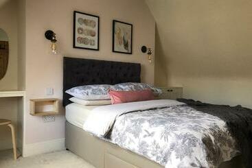 관광객 아파트 Newly Renovated Seaside Townhouse With Logburner