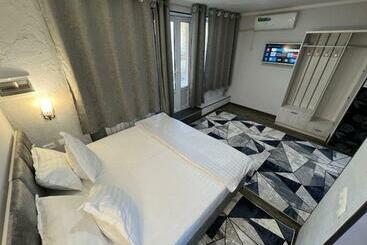 פנסיון Nemo Guest House With Free Pool