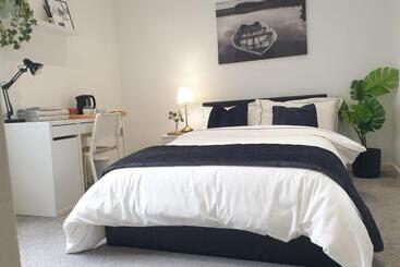 پانسیون Tropicana House