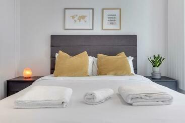 Жильё для туристов Thames Barrier   Close To Canary Wharf & City Apt