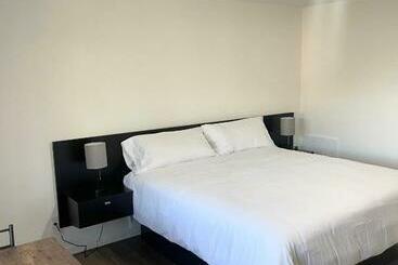 בית מלון כפרי Downtown Inn