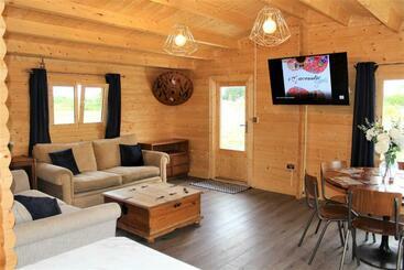 Жильё для туристов Stunning 5 Bed Cabin In Ashton Under Hill