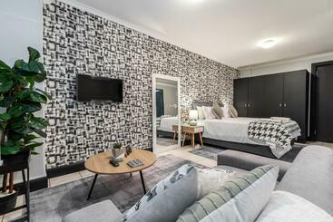 דירות לתיירים The Square 135  Studio With Free Parking, Pool & Gym Access