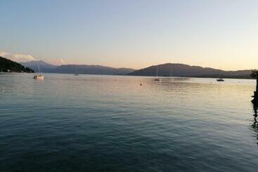 ツーリストアパートメント Attersee Studio Apartment Mit Eigen Garten Und Unverbautem Seeblick