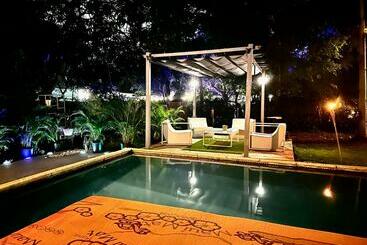 דירות לתיירים Cheerful Villa With Amazing Pool