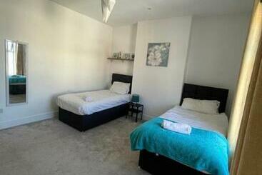 דירות לתיירים Dukes Place Sleeps 10 Comfortably