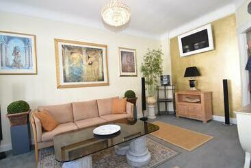 شقق خاصة سياحية Fewo1846 Artemis Vintage Altbau Wohnung Im 4 Og Eines Geschäftshauses Im Stadtzentrum