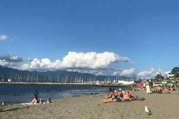 膳宿费 Heart Of Kitsilano Area,5 Mins Walk To Kits Beach,no Share With Other People Stay