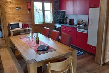 ツーリストアパートメント Chalet Regenbogen Leukerbad Mit Indoorrutschbahn