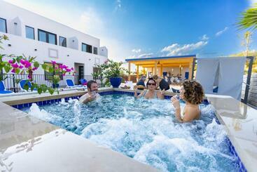 The Bentley Hotel On 290