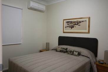 هتل Emerald Inn By Travellers