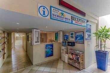 아파트 Macrossan House