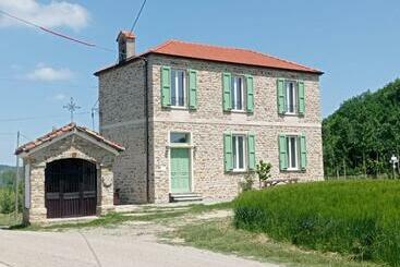 فندق صغير Rifugio Escursionistico Ex Scuola Grassi, Bubbio