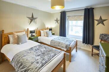 شقق خاصة سياحية Host & Stay   Sixpence Cottage