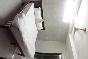 Pop Hotel Dwarka Inn Near Dwarka Mor Metro Station